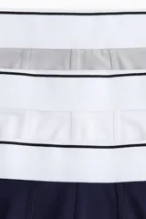 Pack de tres calzoncillos tipo trunk de punto elástico, color azul marino, gris y blanco. Con cintura elástica con logo y tecnología Lycra® Xtra Life™.