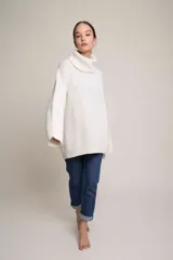 Sweater blanco de lana merino, con cuello alto y mangas largas.