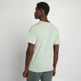 Remera verde jade de corte slim fit y cuello redondo.