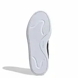 Championes urbanos Adidas modelo Court Block, color negro con tres franjas laterales en relieve y suela gruesa blanca.