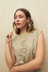 Top color beige de lino, sin mangas y corte recto.