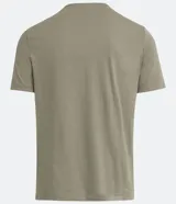 Remera slim de manga corta color salmón, de punto medio, sin estampado y cuello redondo.