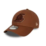 Gorro New Era 9Forty con logo de Los Angeles Lakers bordado en el frente y logo de New Era bordado en el lateral.