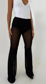 Pantalón de tul negro con bóxer incorporado.