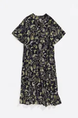 Vestido largo de viscosa con estampado paisley en tonos negro, amarillo y lila. Modelo de corte línea A, escote en V, manga corta y falda con fruncido en el bajo.