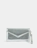 Billetera plateada formato fichero de cuerina con solapa y correa lateral desmontable.