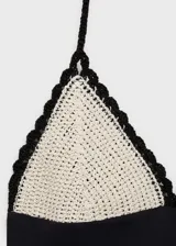 Traje de baño enterizo negro con escote halter, espalda descubierta, tirantes finos y aplique de crochet color crema en el corpiño.