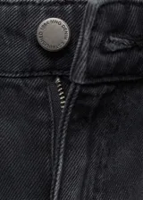 Pantalón de jean negro de tiro alto, corte wide leg, con cinco bolsillos, trabillas y cierre frontal con cremallera y botón.