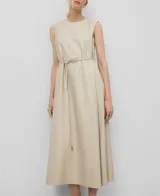 Vestido midi color beige, sin mangas, con cuello redondo, cinturón y falda evasé.