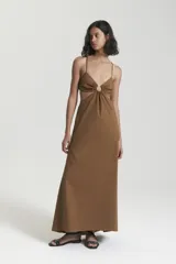 Vestido largo strapless color marrón, con detalle de anillo en el centro del busto.