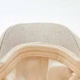 Gorra tipo newsboy color beige con textura tejida.