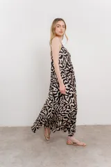 Maxi vestido de breteles finos con estampado abstracto tipo animal print en beige y negro.