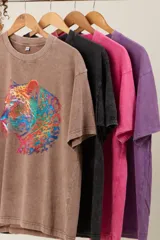 Remera gris de corte amplio con estampado de un leopardo multicolor.