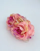 Pinza de pelo tipo pinza de cangrejo con flores de tela en tonos rosados, fucsias y amarillos.