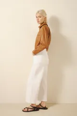 Pantalón jean blanco de corte oxford, tiro alto y largo midi.