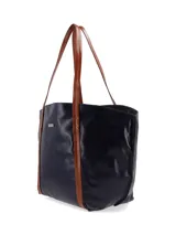 Cartera shopper grande de cuero marrón con textura tipo cocodrilo, doble asa de hombro y cierre superior con lazo.