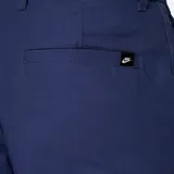 Short de gabardina azul marino con logo de Nike bordado en el muslo. Corte chino, con bolsillos laterales y traseros.