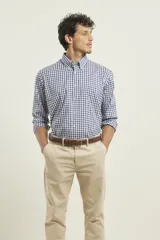 Camisa sport de cuadros azul y blanco, con cuello buttondown y mangas largas.