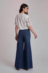 Remera blanca de algodón con mangas cortas de encaje floral.