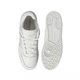 Zapatillas Adidas Forum Low CL blancas de cuero, con detalles perforados en la puntera y laterales, y logo de Adidas en la lengüeta y el talón.