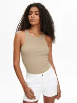 Musculosa color beige de tejido acanalado, con cuello redondo y corte ajustado.