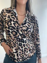 Camisa con estampado de leopardo, de tejido ligero y suave que se adapta a diferentes tallas.
