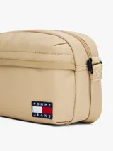 Riñonera Tommy Jeans color beige con logo de la marca en el frente.