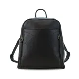 Mochila negra de símil cuero con costuras diagonales en el frente. Tiene un bolsillo frontal con broche magnético, asa de mano y correas regulables.