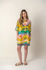 Vestido camisero corto con estampado de motivos playeros en tonos amarillos, verdes, rosas y azules.
