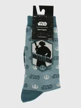 Calcetines de largo medio, color celeste/azul claro, con diseño estampado de la saga Star Wars. Presentan el logo de la Alianza Rebelde con la silueta de un personaje sosteniendo un arma, y motivos repetidos del logo de la Rebelión y texto "STAR WARS".