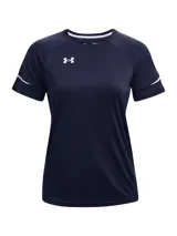 Remera deportiva de manga corta, color azul marino, con cuello redondo y corte raglán. Presenta el logo de Under Armour en blanco en el pecho y detalles de franjas blancas en las mangas.