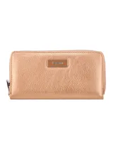 Monedero de simil cuero color lila, con cierre metálico y logo de la marca en el frente.