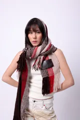 Bufanda larga tejida en telar con lana merino, con diseño a rayas verticales en tonos marrón, beige y rojo.