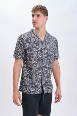 Camisa casual de viscosa con estampado geométrico en tonos blanco y negro, de manga corta y cuello americano.