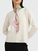 Pañuelo de seda con estampado floral en tonos rosados, verdes y marrones, con borde rosa liso.