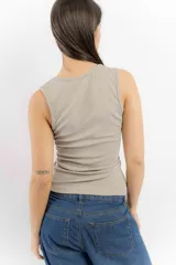 Musculosa color beige de algodón con breteles anchos y corte ajustado.