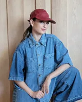 Gorra tipo visera de cuero color celeste, talle único ajustable.