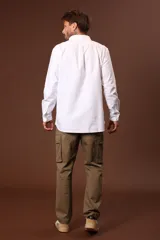 Camisa celeste a rayas verticales blancas, de corte clásico y manga larga.