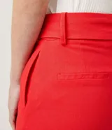 Short azul marino de lino con cinturón de hebilla cuadrada forrada y pliegues delanteros.