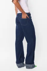 Pantalón de denim azul oscuro, de corte recto, con botamanga fija.