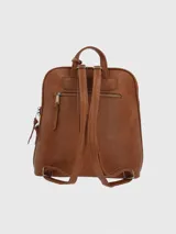 Mochila Hush Puppies color caramelo, con cierre superior y bolsillo frontal con cierre. Incluye asa de mano y correas ajustables para los hombros. Tiene un adorno de flecos colgando de un lateral.