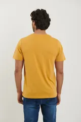 Remera celeste de algodón con escote en V y logo de ancla en relieve.