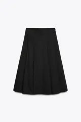 Falda midi negra de tiro alto con detalle de tablas en el delantero y cierre lateral con cremallera oculta.