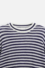 Jersey de punto con rayas horizontales en azul marino y blanco, cuello redondo y manga larga.
