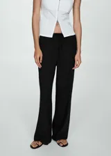 Pantalón de lino blanco, de corte recto, con cintura elástica y lazo de ajuste.