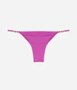 Conjunto de bikini fucsia con corpiño con aro y bombacha colaless con adornos laterales.