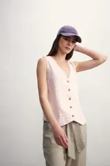 Chaleco negro con escote en V y abotonadura frontal.