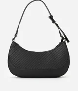 Cartera tipo baguette color negro, confeccionada en material sintético con textura en relieve. Tiene correa de hombro ajustable y cierre de cremallera.