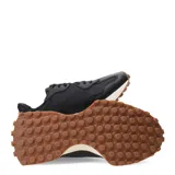 Championes New Balance modelo 327, color negro, con detalles en cuero y suela de goma color caramelo.