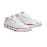 Championes Converse Chuck Taylor All Star blancos de lona, con suela de goma blanca con detalles en rojo y azul.